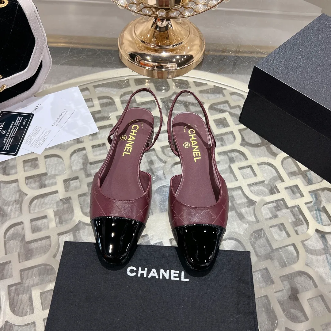 👟👟Ex-factory price 540👟👟 CHANEL Xiangjia 24vs spring and summer new fashion sandals series... Chanel is a very comprehensive noble fashion lifestyle brand. The same models are sold by major fashion bloggers and celebrities in Hong Kong, the United States, and other countries. They are simply beautiful. I fall in love with elegance and the playful sense of the future. I want to own them right away just by looking at them. But you can really think about a pair of exquisite high heels. This series is specially designed for extraordinary and indifferent ladies to create a unique overall effect. CHANEL designs products that inspire women to move forward and highlight their charm... 1️⃣Material: Original customized patent leather + imported sheepskin 2️⃣Inner lining: Original customized imported sheepskin 3️⃣Feet: Original customized imported sheepskin 4️⃣Outsole: Genuine leather sole imported from Italy 5️⃣Heel height: 2.5cm/6.5cm/9cm 6️⃣Number: 34-43 (34.40.41.42.43 customization is not returnable) 7️⃣Packaging: The latest and exquisite full set of packaging at the counter